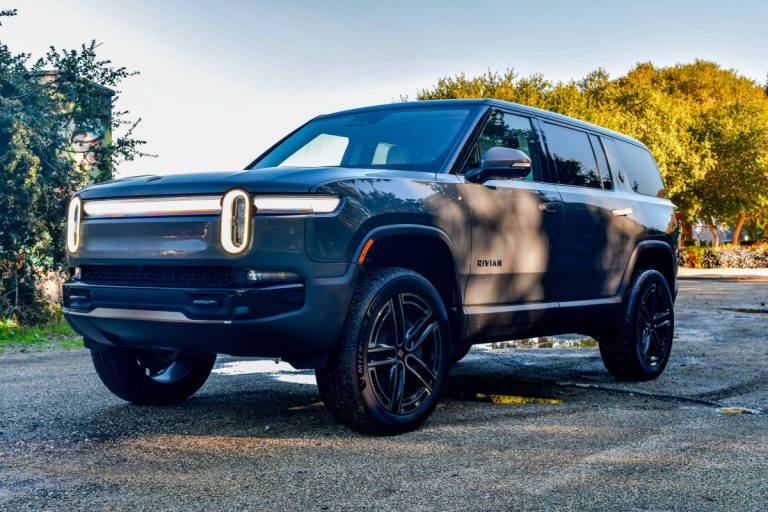 Rivian R1S Quad Motor 2026 : SUV بسعر 124,490 دولار يثير الإعجاب