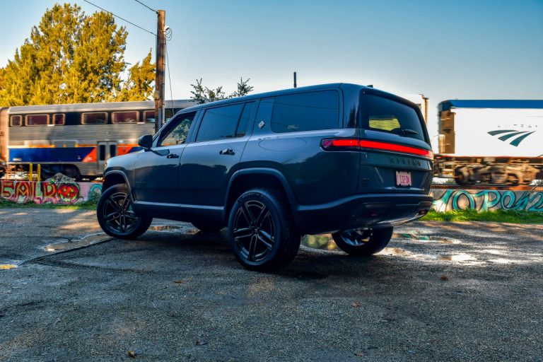 Rivian R1S Quad Motor: الرحلة الكهربائية في خليج سان فرانسيسكو