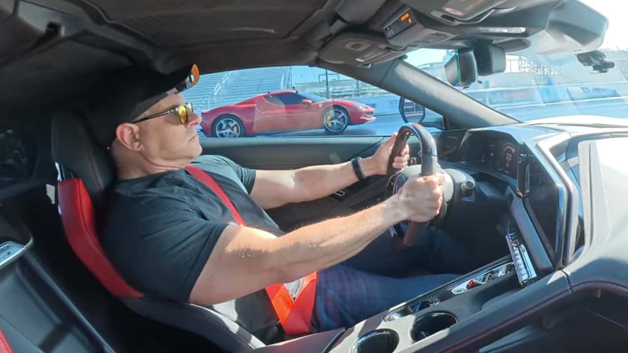 كورفيت ZR1 تسحق فيراري 296 GTB خلال سباق سحب ملحمي
