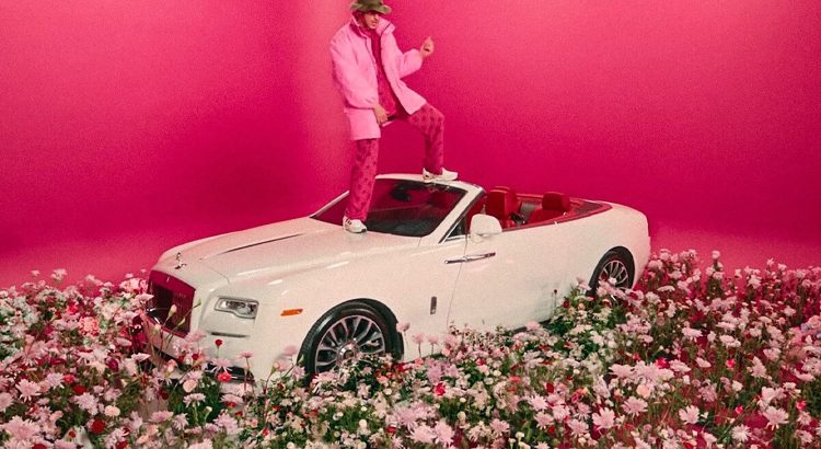 ولاء باد باني لسيارته تويوتا كورولا 2003: مزيج من البذخ والبساطة