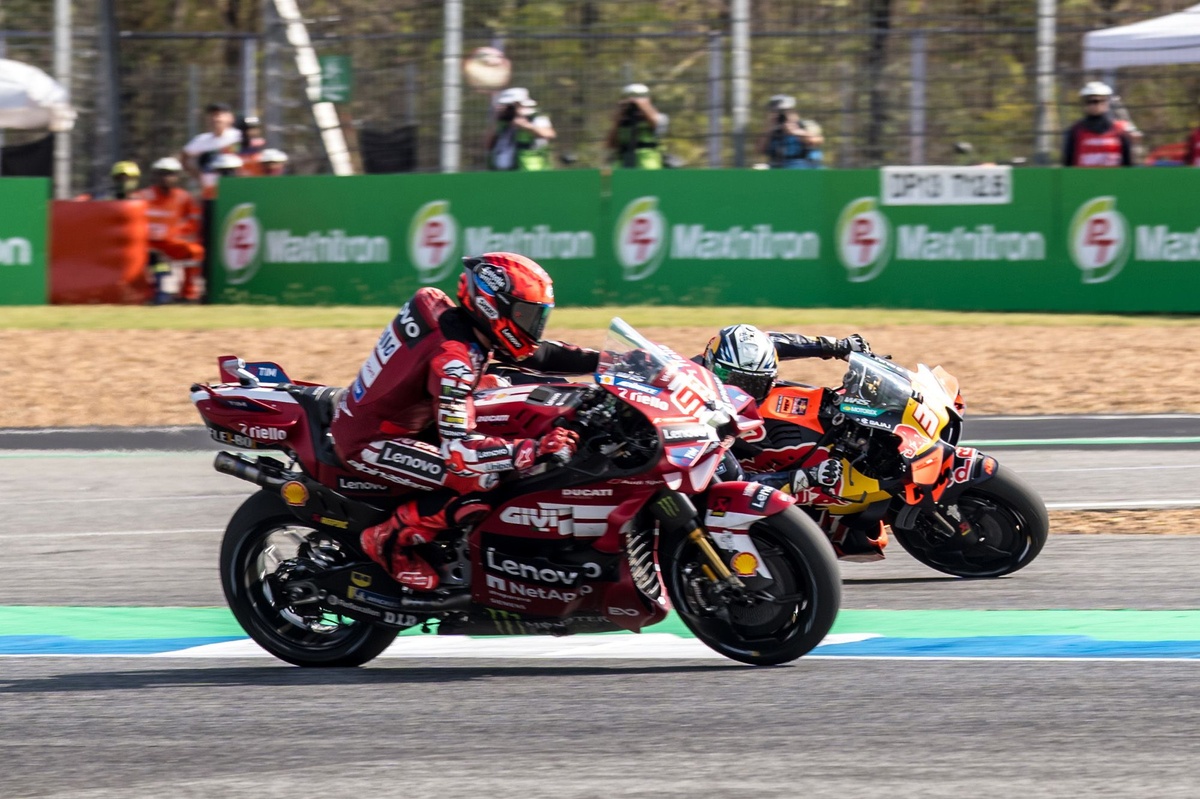 الجدل حول ماركيز وأكوستا: هل هو تحول في تنظيم MotoGP؟