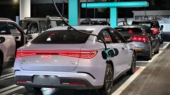 BYD تسرع مع بطاريتها Blade 2.0 ومحطة الشحن Flash: نقطة تحول تكنولوجية