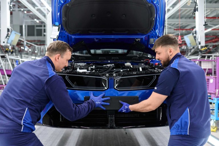 مصنع BMW في ميونيخ يستعد لإنتاج الفئة الجديدة