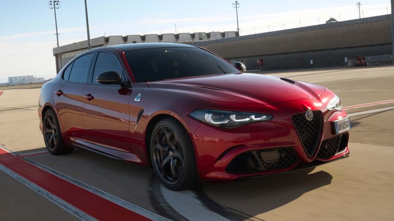 ألفا روميو تترك باب المحركات الحرارية مفتوحاً أمام Giulia وStelvio