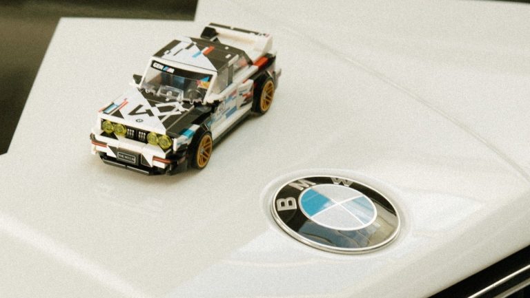 ليغو تحتفي بمرور 40 عامًا على أيقونة BMW M3 E30 بنسخة مجمعة مميزة