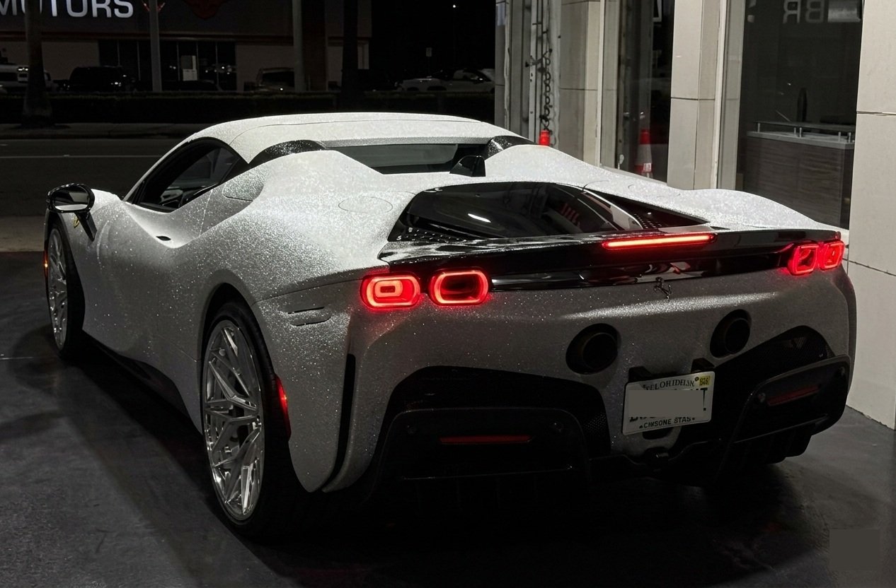 Ferrari SF90 بغطاء أبيض لامع يسلّط الضوء على الشخصية أكثر من المكينة
