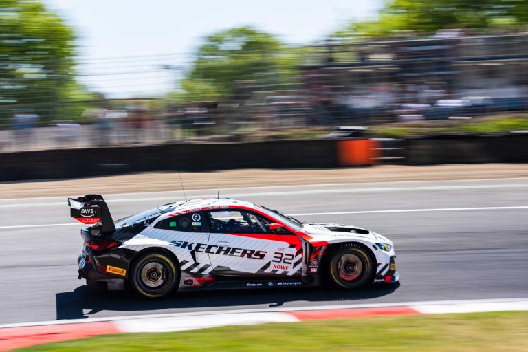 BMW WRT ينجو من عطلة Brands Hatch الصعبة بفضل منصة تتويج ثمينة
