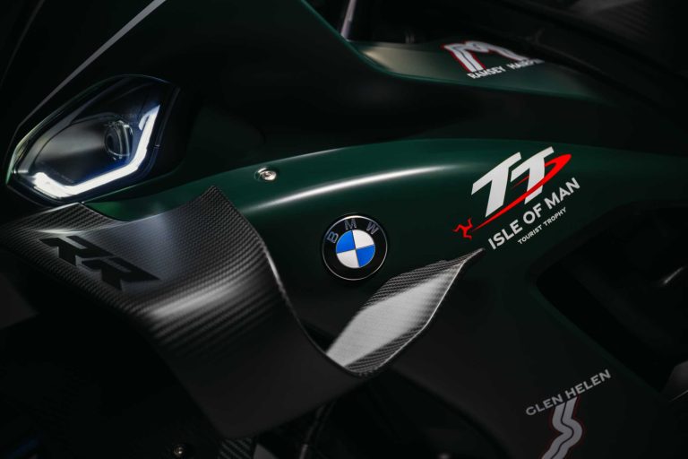 BMW تحتفل بسباق TT بإصدار محدود من M 1000 RR لعشاق الأساطير