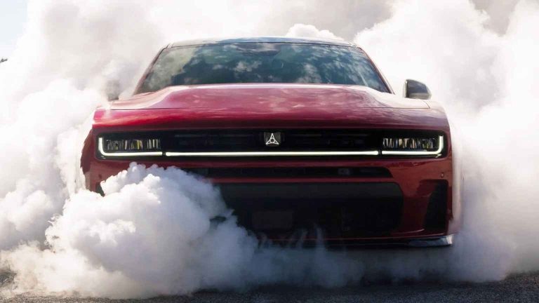 دودج تشارجر هيلكات: هل يعود محرك V8 الجبار في أغسطس؟